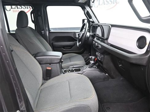 Used 2025 Jeep Gladiator Sport image 10