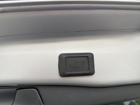 Used 2024 Toyota RAV4 SE w/ Convenience Package image 19