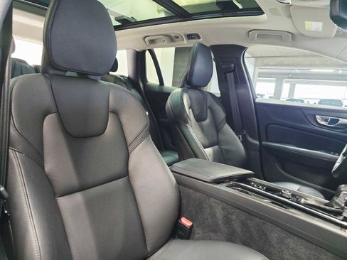 Used 2022 Volvo V60 T5 Cross Country image 25