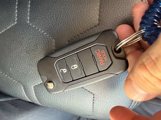 Used 2015 Jeep Renegade Latitude FWD image 12