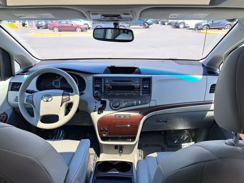 Used 2011 Toyota Sienna XLE w/ Entertainment Pkg FWD image 18