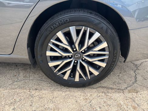 Used 2025 Nissan Altima 2.5 SV FWD image 30