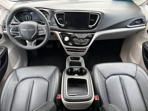 Used 2024 Chrysler Pacifica Touring-L FWD image 10