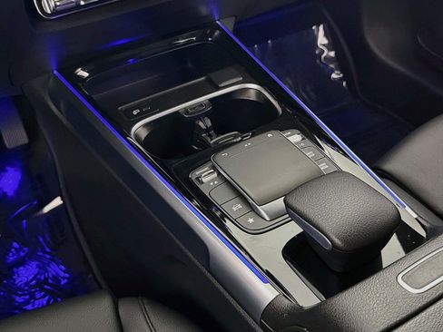 Used 2022 Mercedes-Benz GLB 250 image 6