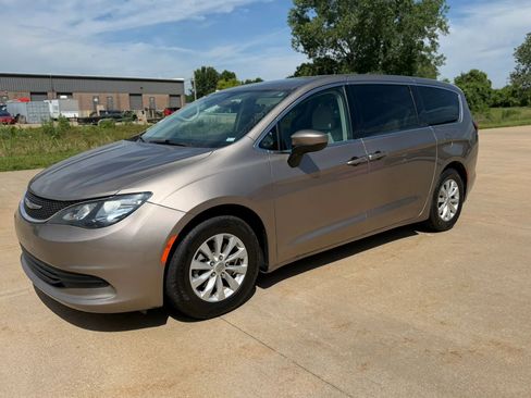 Used 2017 Chrysler Pacifica Touring w/ Tire & Wheel Group FWD image 1