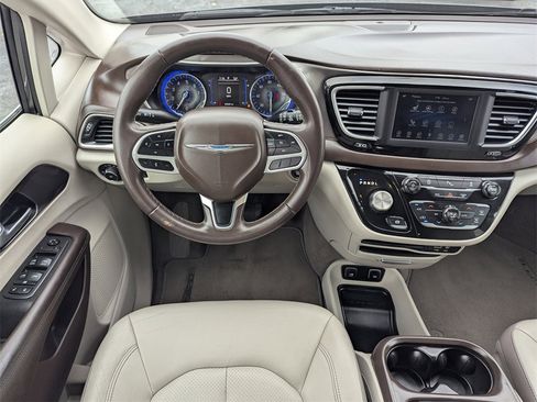 Used 2018 Chrysler Pacifica Touring-L image 7