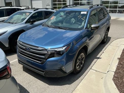 Used 2025 Subaru Forester Premium AWD/4WD image 2