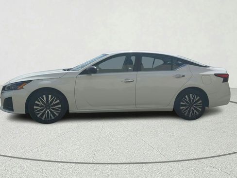 Used 2025 Nissan Altima 2.5 SV image 4