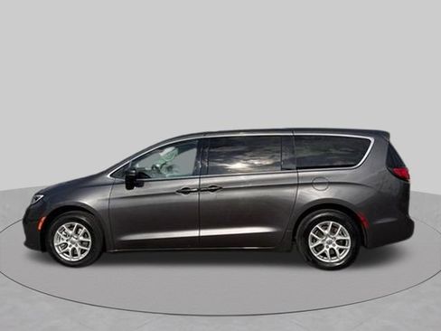 Used 2023 Chrysler Pacifica Touring-L FWD image 14