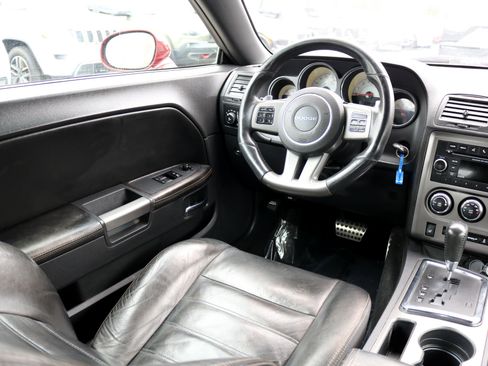 Used 2014 Dodge Challenger SXT image 36