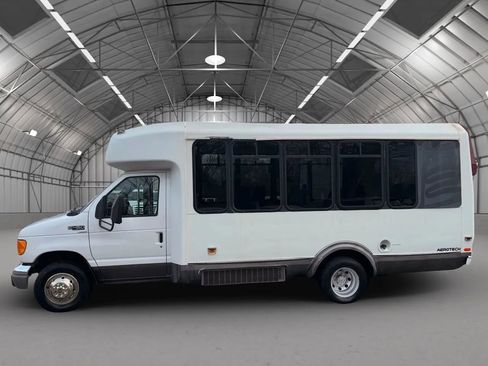 Used 2003 Ford E-450 and Econoline 450 XL Extended Van 3D image 3