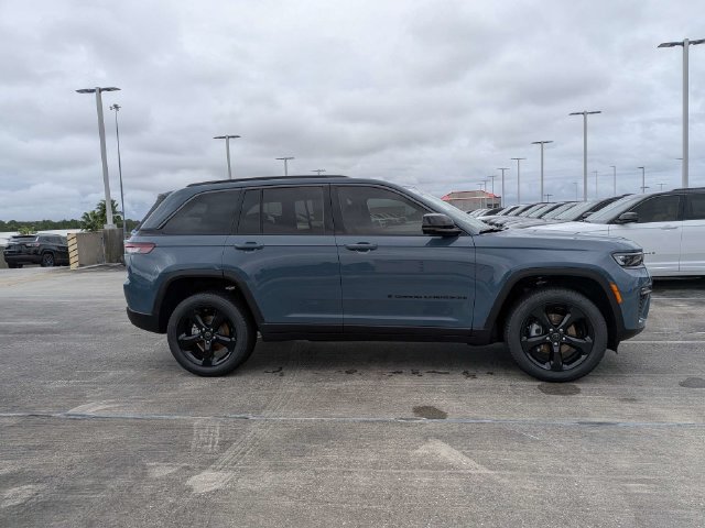 New 2027 Jeep Grand Cherokee Limited w/ Limited Altitude Package AWD/4WD image 3