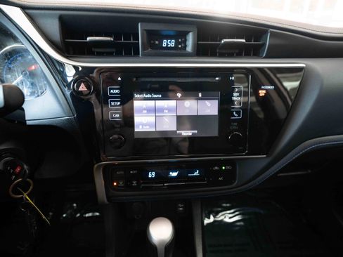 Used 2018 Toyota Corolla SE image 17