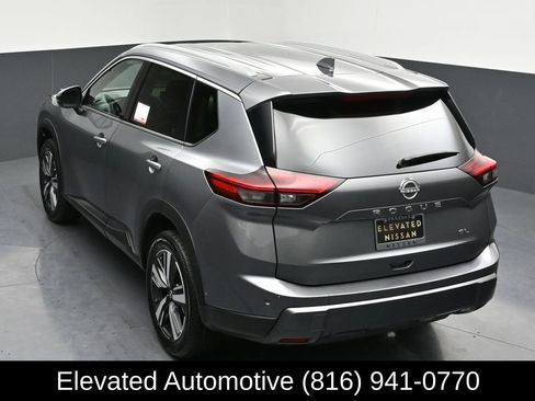 Used 2025 Nissan Rogue SL FWD image 26