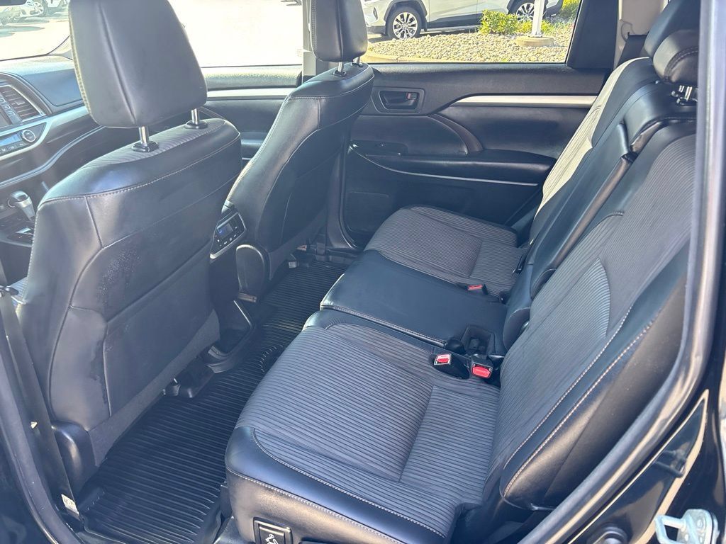 Used 2018 Toyota Highlander Plus AWD/4WD image 10