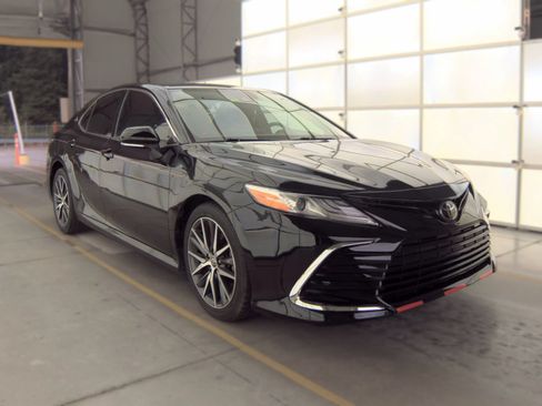 Used 2022 Toyota Camry XLE FWD image 6