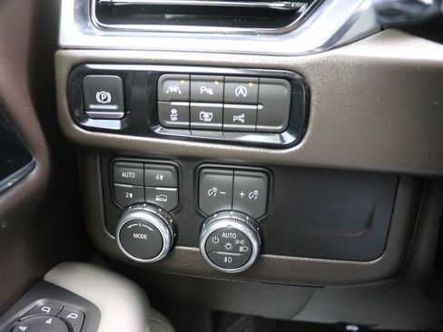 Used 2026 GMC Yukon XL Elevation AWD/4WD image 12