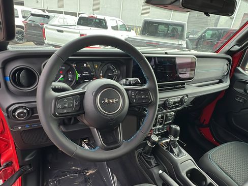Used 2025 Jeep Wrangler Unlimited Rubicon 4xe image 24