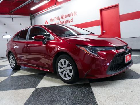 Used 2022 Toyota Corolla LE image 2
