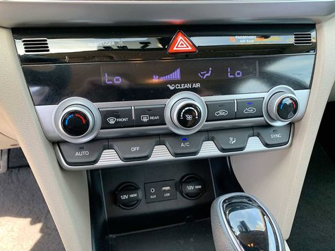 Used 2020 Hyundai Elantra SEL FWD image 16