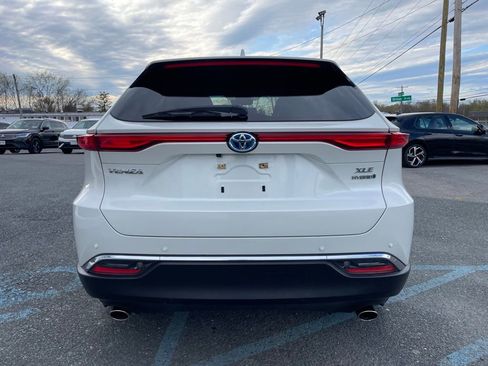 Used 2022 Toyota Venza XLE AWD/4WD image 3