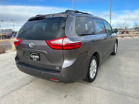 Used 2017 Toyota Sienna XLE Premium image 7