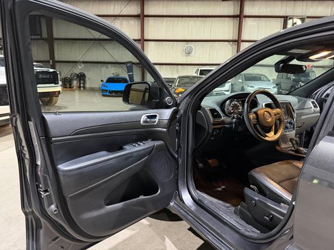 Used 2018 Jeep Grand Cherokee Altitude AWD/4WD image 12
