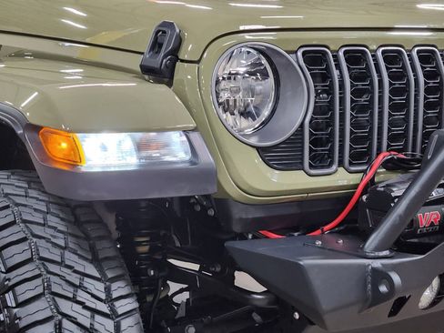 Used 2025 Jeep Gladiator Sport image 13