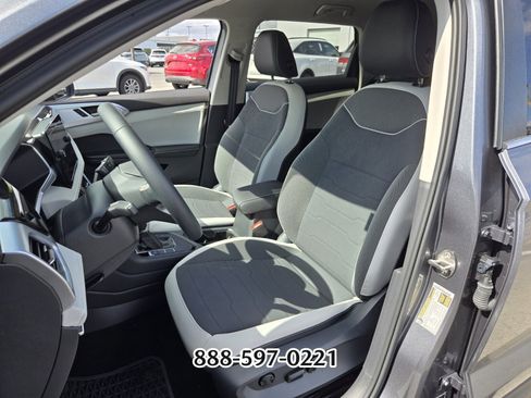 Certified 2025 Volkswagen Taos SE image 9