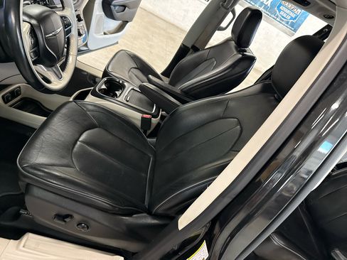 Used 2018 Chrysler Pacifica Limited image 9
