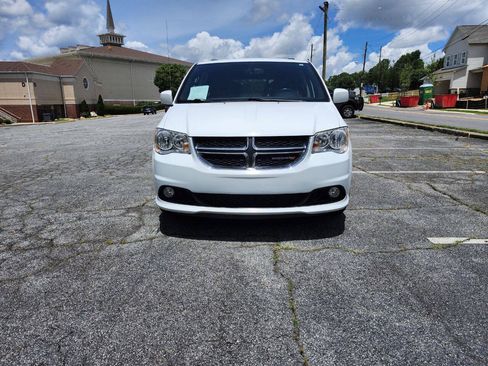 Used 2017 Dodge Grand Caravan SXT FWD image 2