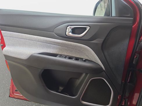 Used 2025 Jeep Compass Latitude image 26