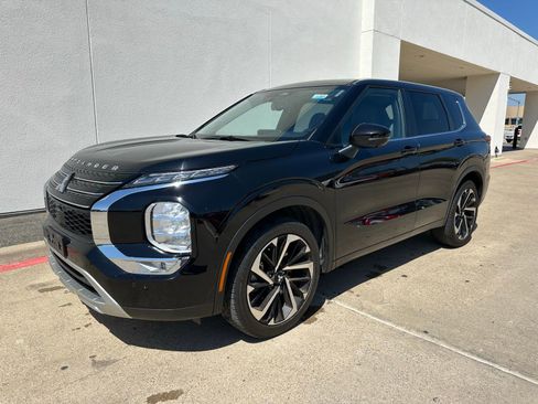 Used 2024 Mitsubishi Outlander SE image 3