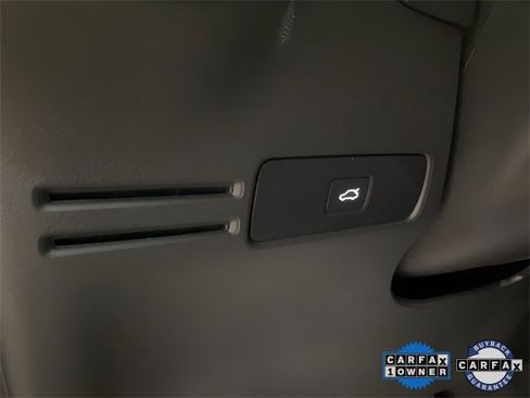 Used 2025 Volvo XC40 B5 Plus image 29