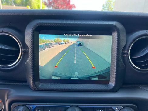 Used 2021 Jeep Wrangler Unlimited Sahara AWD/4WD image 17
