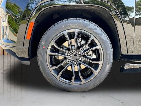 New 2026 Jeep Grand Wagoneer Summit AWD/4WD image 36