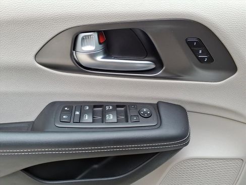 Used 2024 Chrysler Pacifica Touring-L image 11