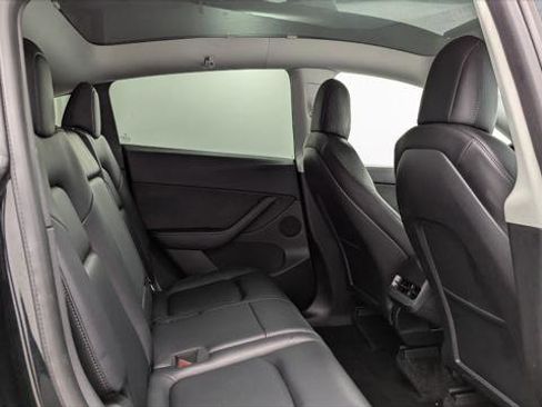 Used 2022 Tesla Model Y Long Range image 18