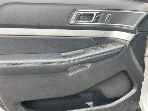 Used 2017 Ford Explorer XLT image 21