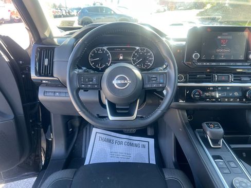 Used 2022 Nissan Pathfinder SV image 14
