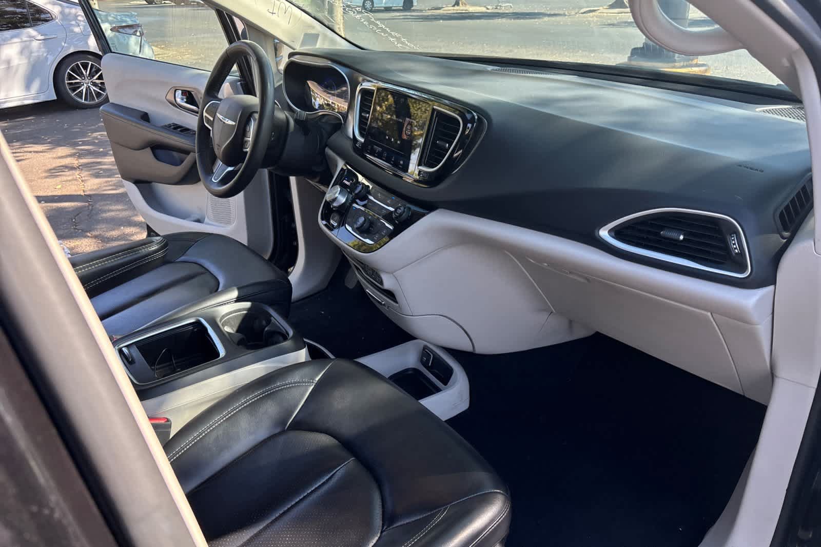 Used 2023 Chrysler Pacifica Touring-L FWD image 19