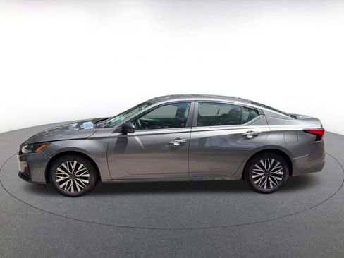 Used 2025 Nissan Altima 2.5 SV FWD image 9