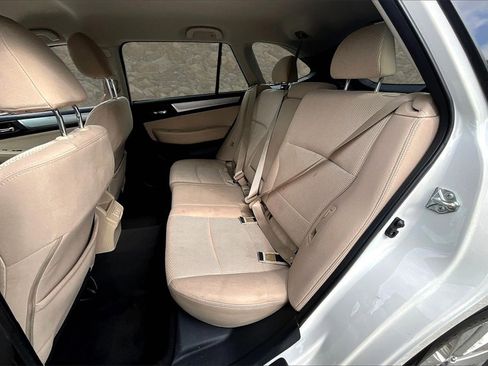 Used 2019 Subaru Outback 2.5i Premium image 24