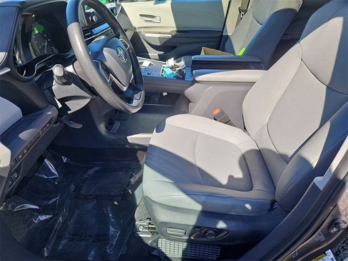 Used 2024 Toyota Sienna XLE image 31