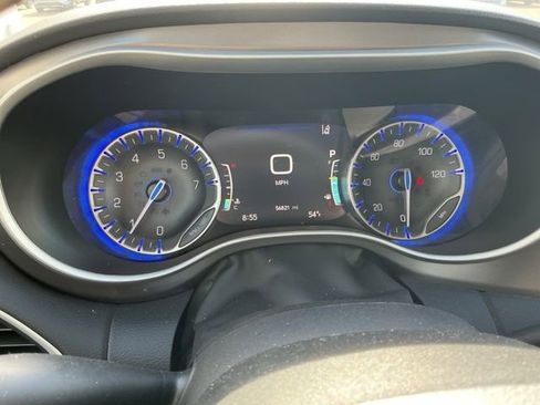 Used 2024 Chrysler Pacifica Touring-L FWD image 13