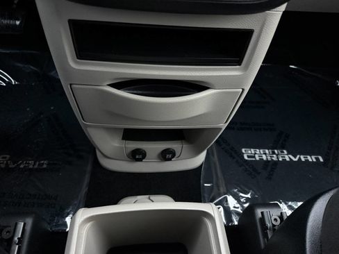 Used 2016 Dodge Grand Caravan SE image 38