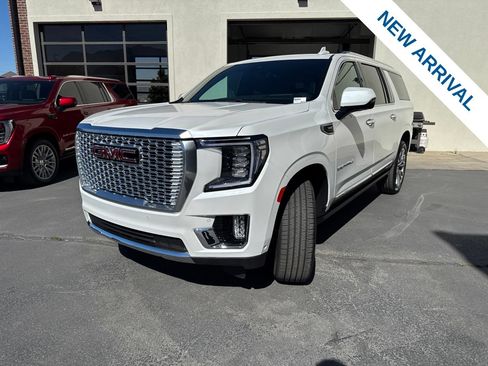 Used 2023 GMC Yukon XL Denali w/ Denali Reserve Package AWD/4WD image 3
