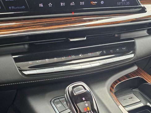 Certified 2023 Cadillac Escalade ESV Premium Luxury AWD/4WD image 37
