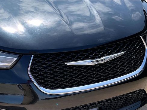 Used 2023 Chrysler Pacifica Touring-L FWD image 28