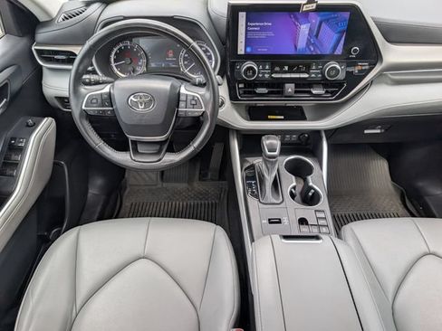 Used 2023 Toyota Highlander XLE FWD image 6